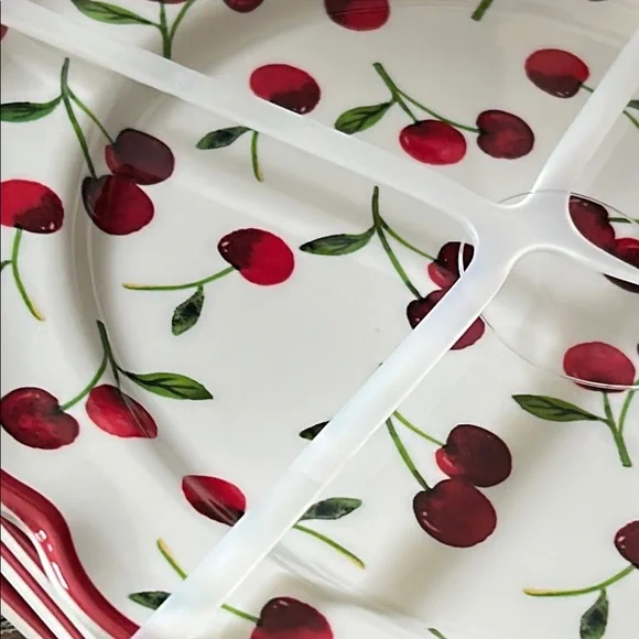 NEW! Set/4 Vintage Inspired Outdoor Melamine Red & White Cherry Scalloped Plates - Picture 5 of 6